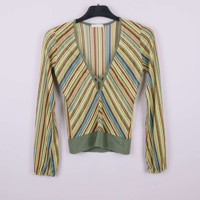 Långärmad randig topp med v-ringning hänger på galge