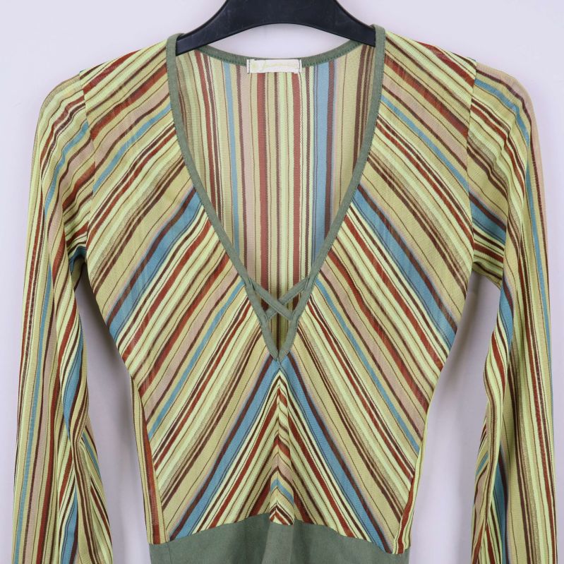 Närbild på toppens framstycke med bred v-ringning