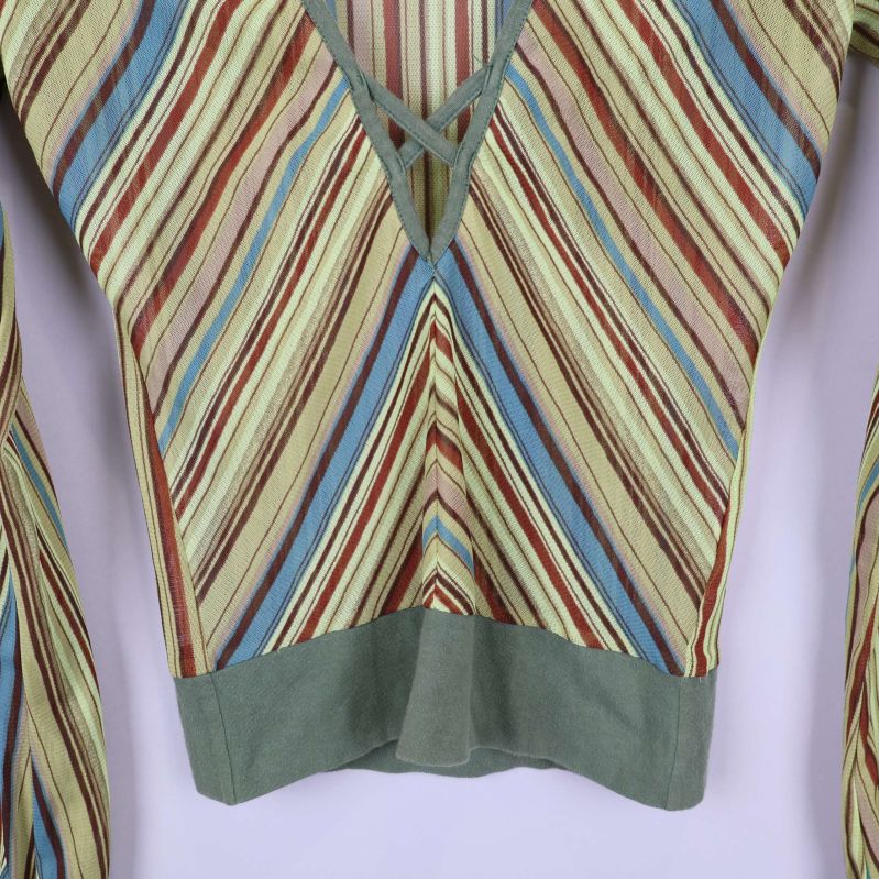 Nederkant på randig topp med grön muddkant