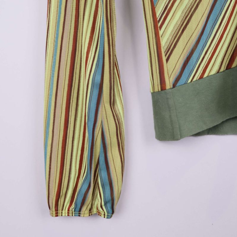 Närbild på ärm med smala färgglada ränder