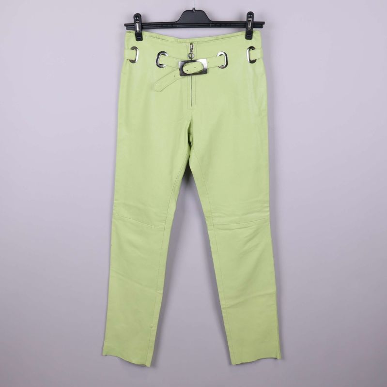 Ljusgröna byxor i läder med bältedetaljer på framsidan