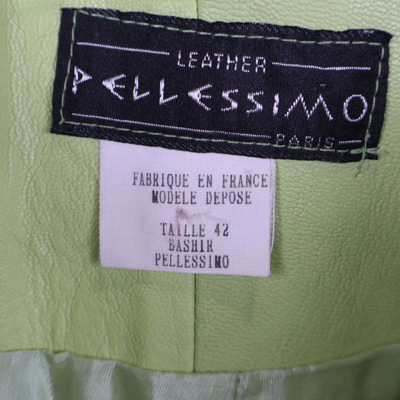 Närbild på etikett med storlek och tillverkning av byxan