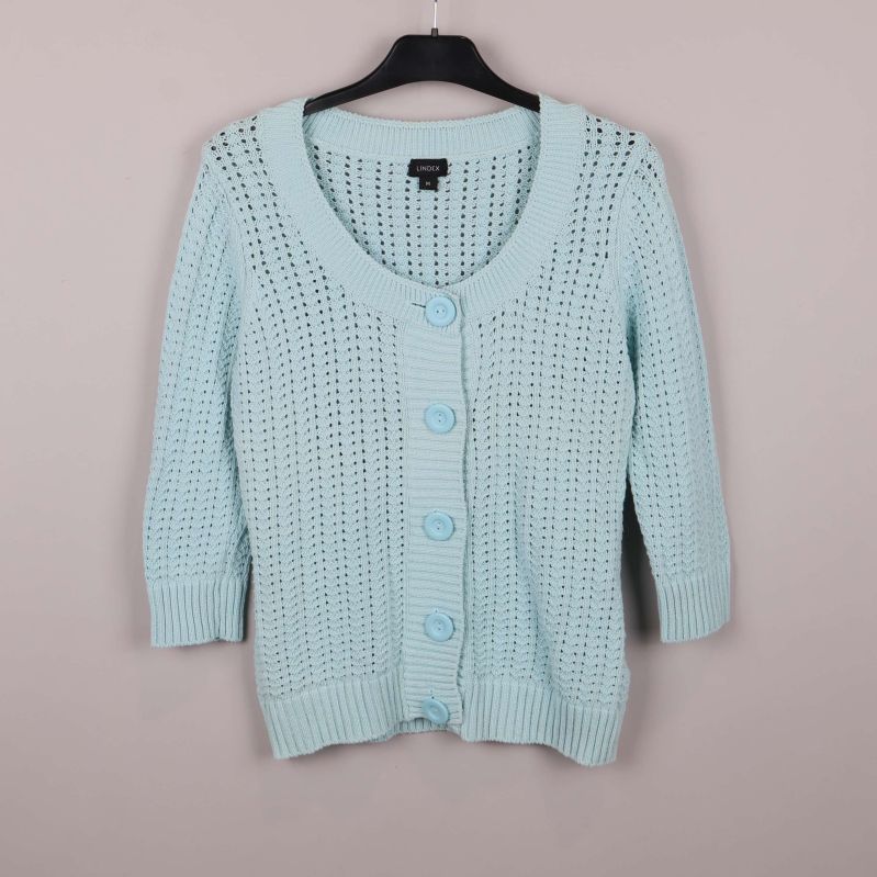 Ljusblå stickad kofta med knappar och trekvartsärm
