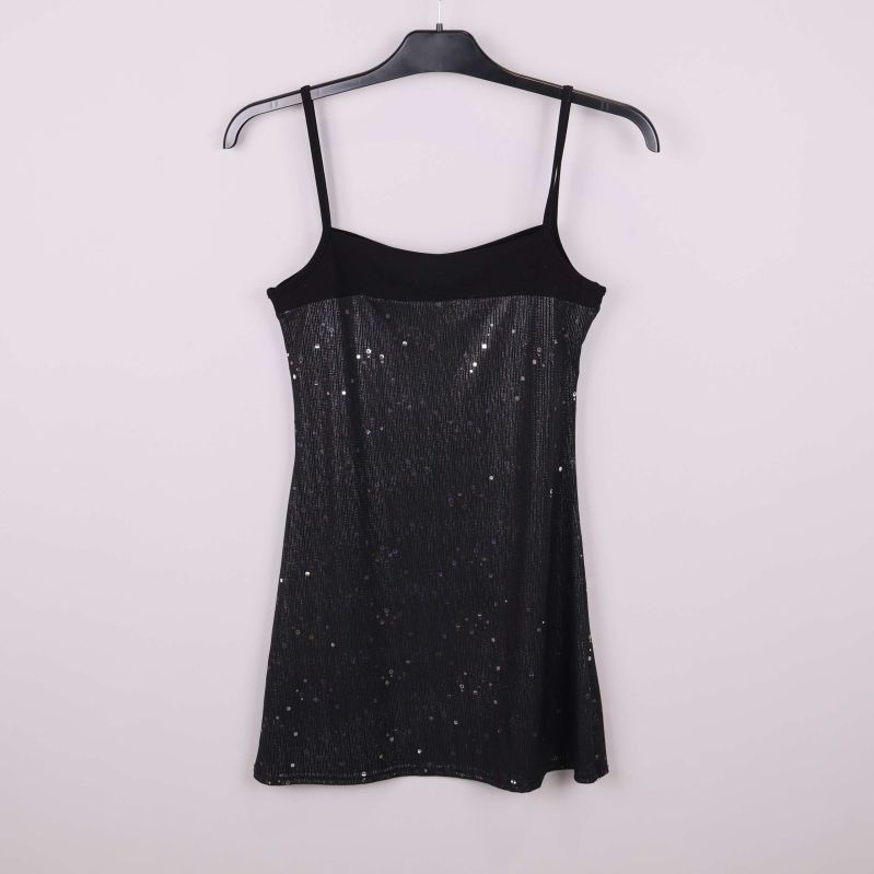 Svart glittrig klänning med smala axelband på galge