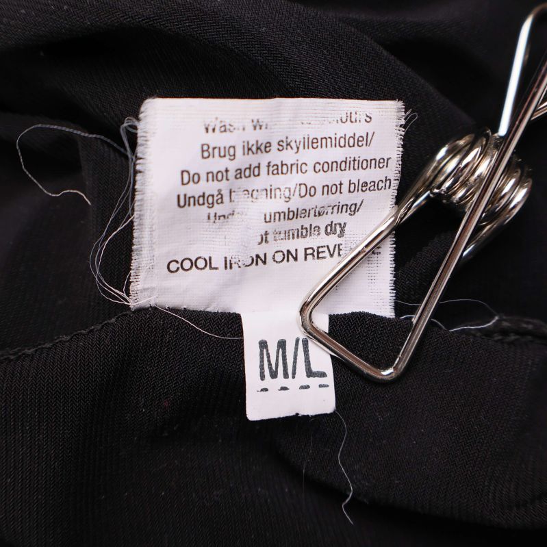 Tvättrådsetikett och storlek M/L på klänning