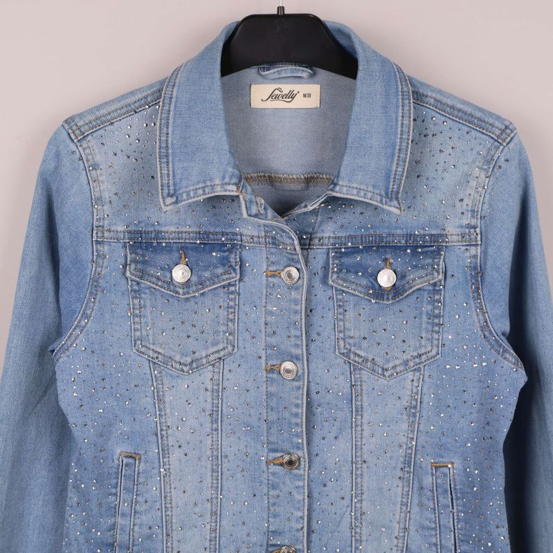 Strassdetaljer och knappstängning på jeansjackans framsida