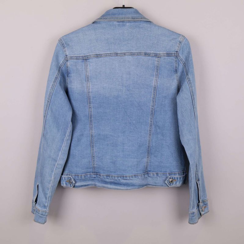 Baksidan av klassisk ljusblå jeansjacka utan dekoration
