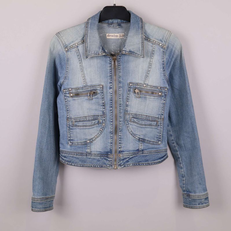 Kort ljusblå jeansjacka med fyra framfickor och dragkedja