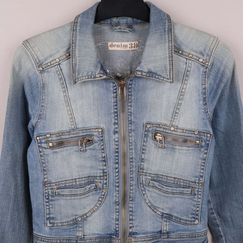 Detaljerad närbild på framsidan av ljus jeansjacka