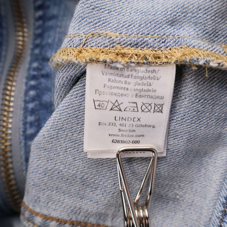 Tvättrådsetikett från Lindex i jeansjackan