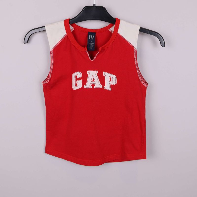 Röd ärmlös topp med vit logga och vita axelpartier