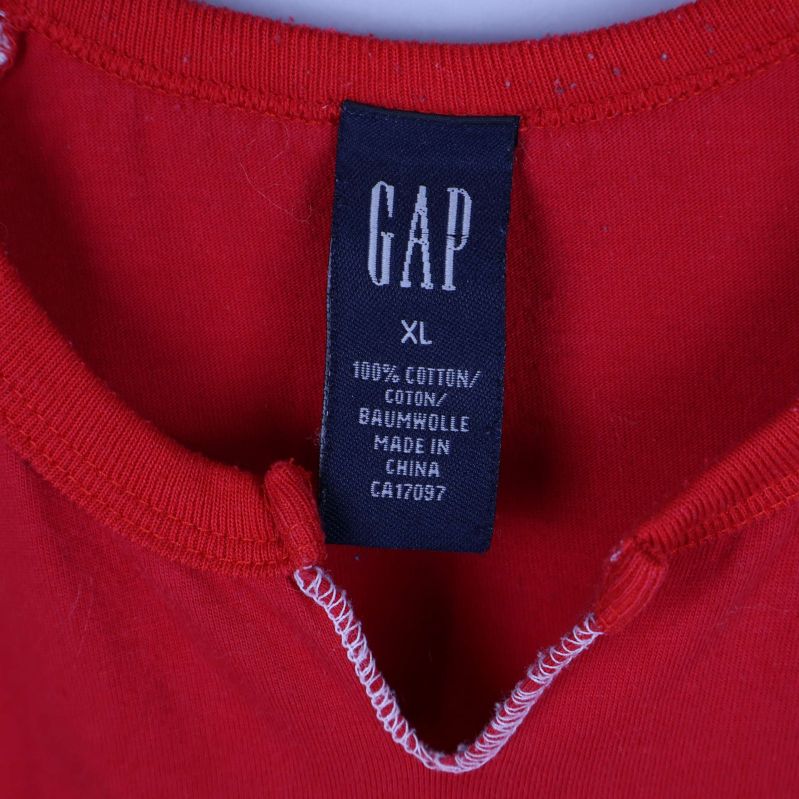 Närbild på GAP-etikett med storlek XL och materialinfo