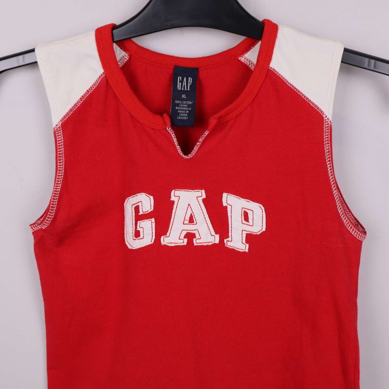 Framstycke på röd topp med tydlig GAP-logga