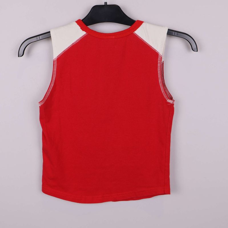 Baksidan av röd topp med vita axelpartier