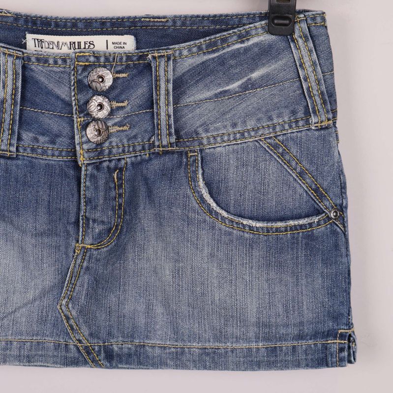 Närbild på höger ficka och linning på jeanskjol