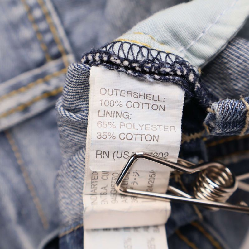 Materiallapp visar bomull och polyester i jeanskjol