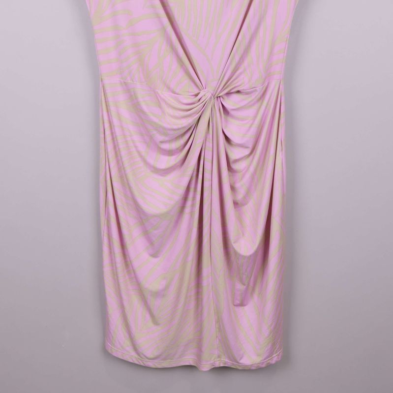 Nedre delen av klänningen med synlig drapering i tyget