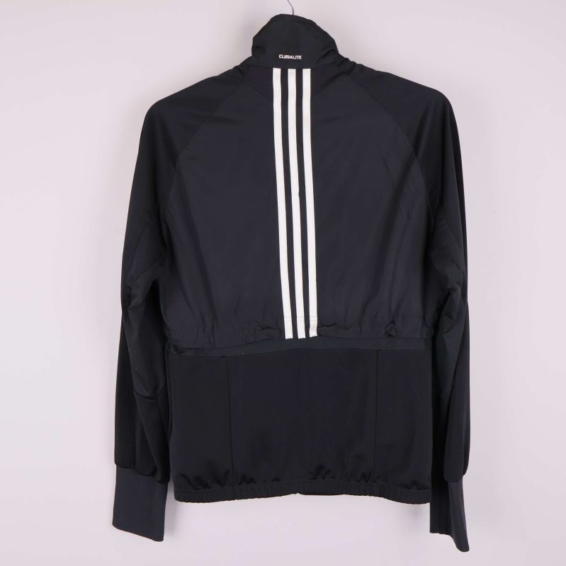 Baksidan av jackan med tre vita ränder