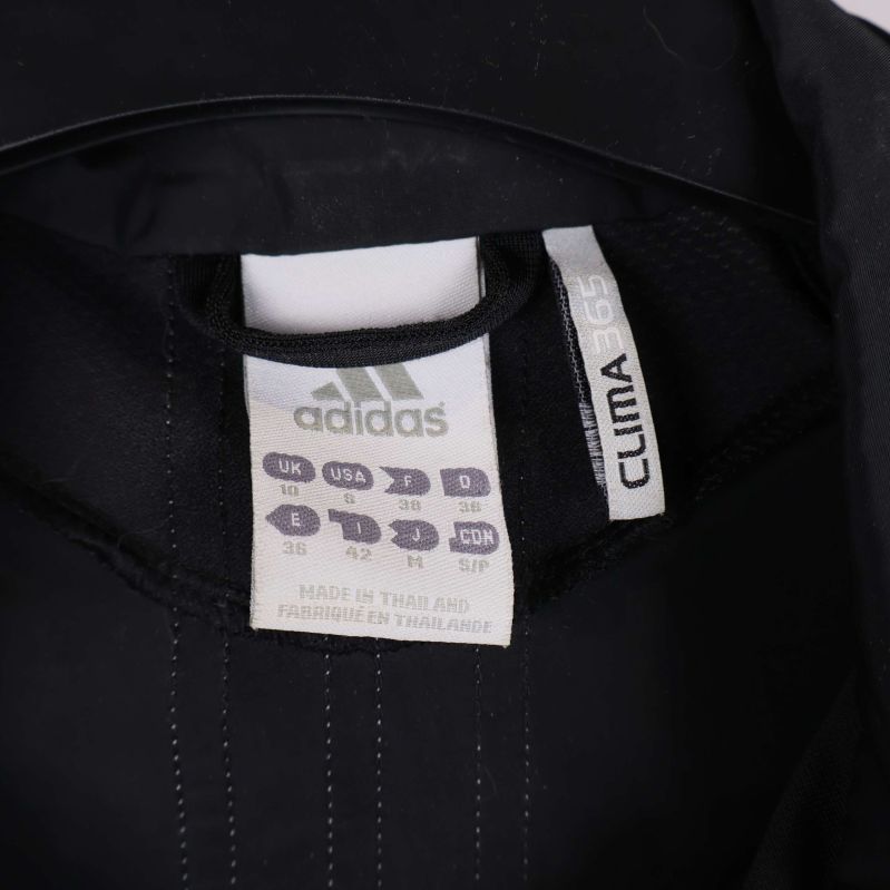 Närbild på etikett med adidas storlekar och info