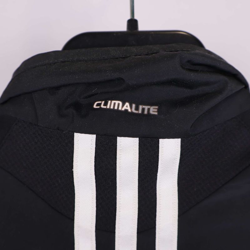 Krage med texten CLIMALITE och vita ränder bak