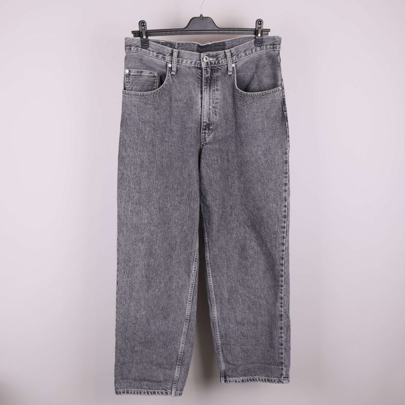 Framsida av raka grå jeans med fem fickor