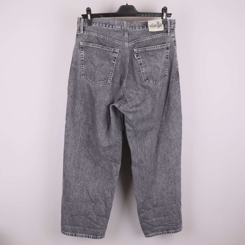 Baksida av raka grå jeans med bakfickor