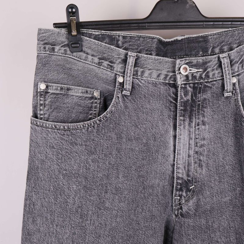 Närbild av jeansens fickor och knäppning fram