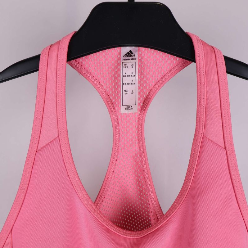 Närbild av bh:n vid halslinning och etikett på insidan