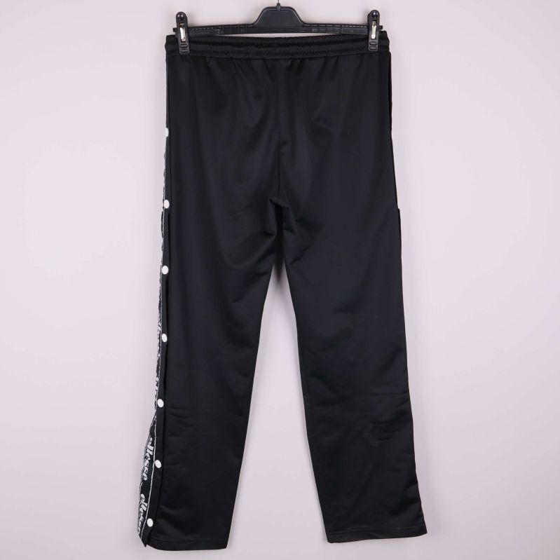 Baksidan av svarta träningsbyxor med raka ben och elastisk midja