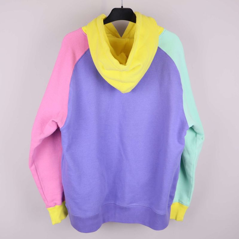 Huvtröja med gul huva och pastellfärgade ärmar bakifrån