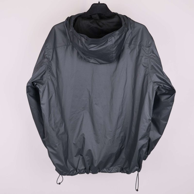 Baksida av mörkgrå vindjacka med huva