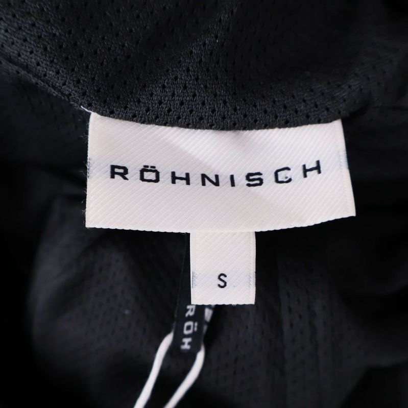 Närbild av Röhnisch-logga och storlekslapp S