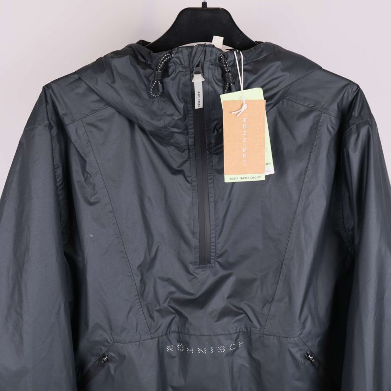 Vindjacka med etikett och dragsko vid luvan