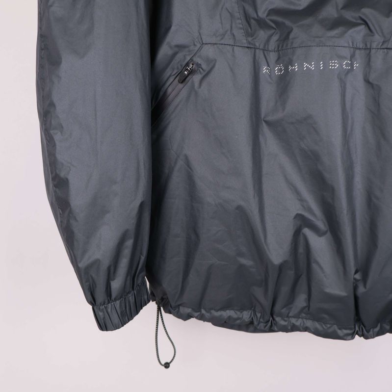 Närbild på fickdetalj och dragsko vid nederkant