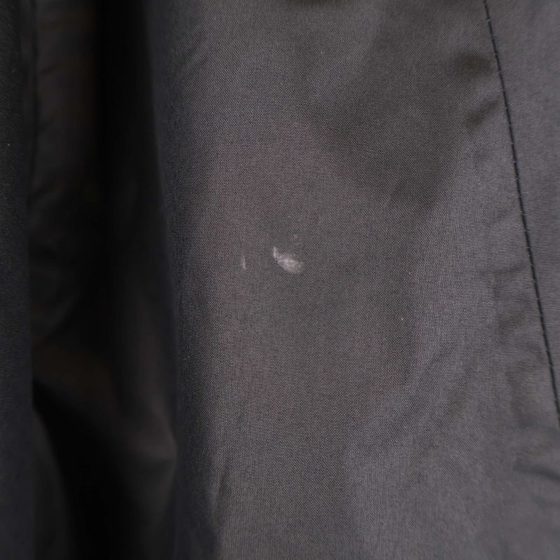 Närbild på liten fläck på jackans material