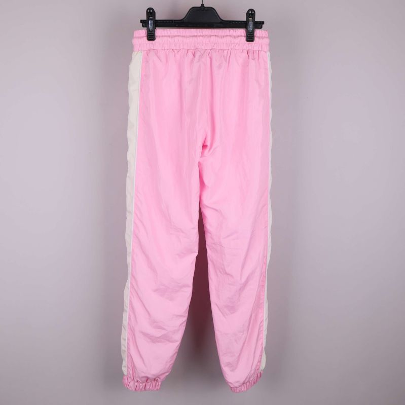 Baksidan av rosa sportbyxor med vita ränder längs sidorna