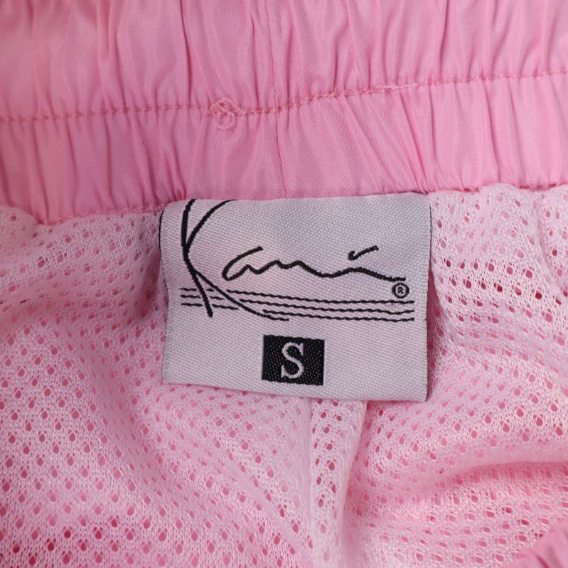 Närbild på etikett med logotyp och storlek S