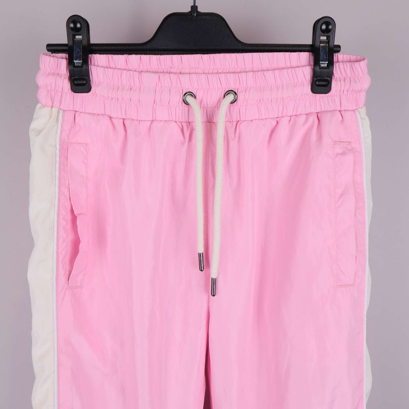 Närbild på midja med dragsko och fickor fram