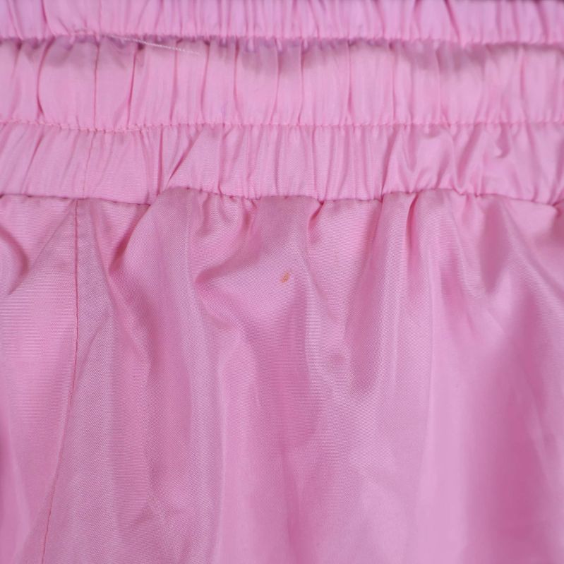 Närbild på material och resår högst upp bak