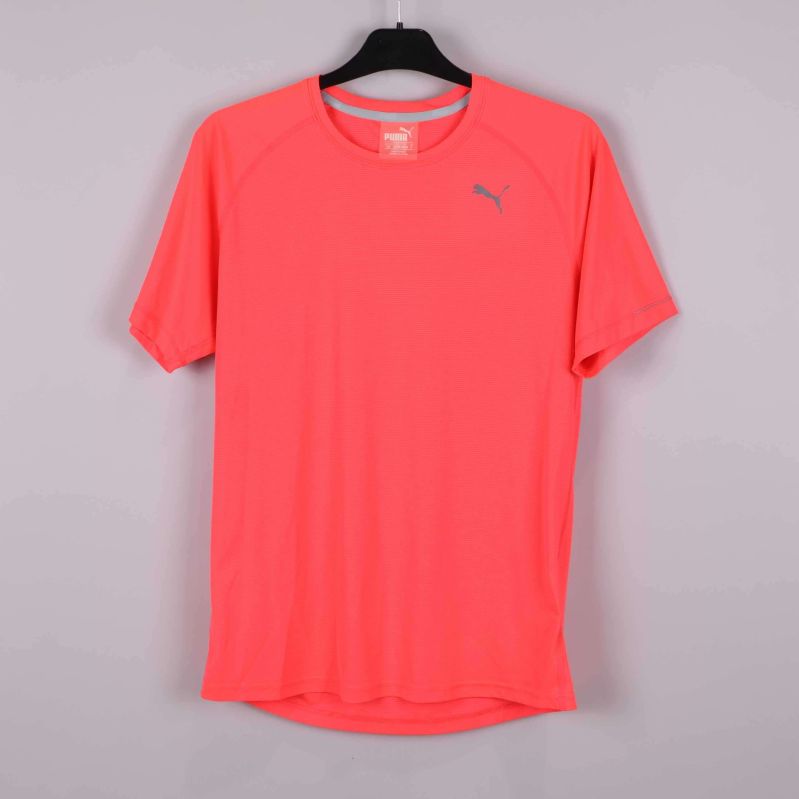 Framsida av korallfärgad t-shirt med Puma-logga