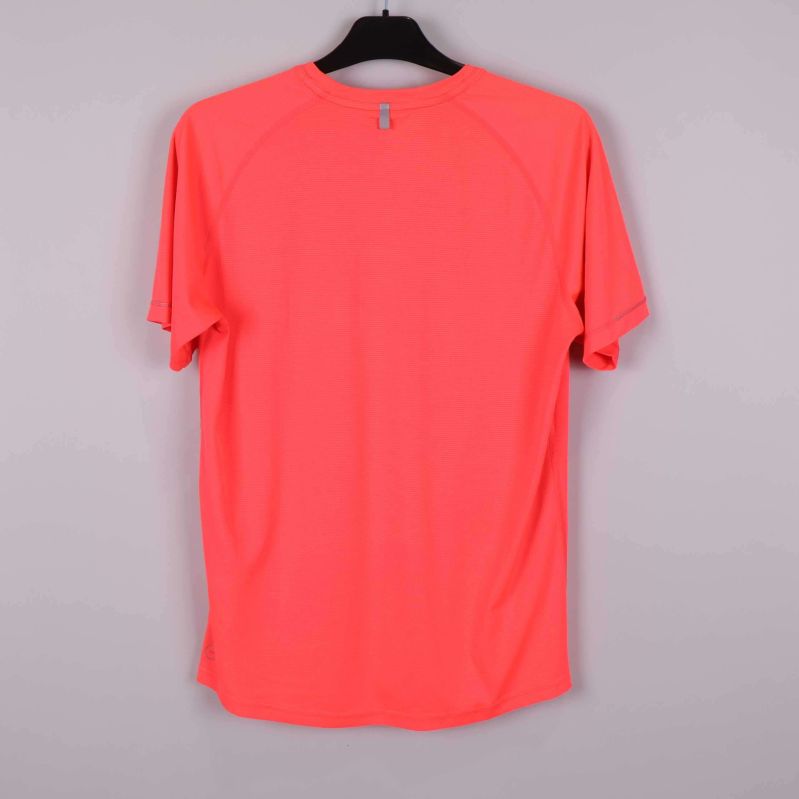 Baksida av korallfärgad t-shirt utan synliga tryck
