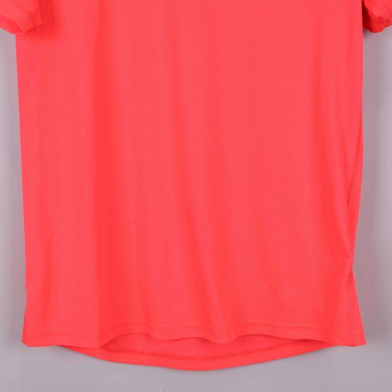 Närbild på nederkant av t-shirt med rundat avslut