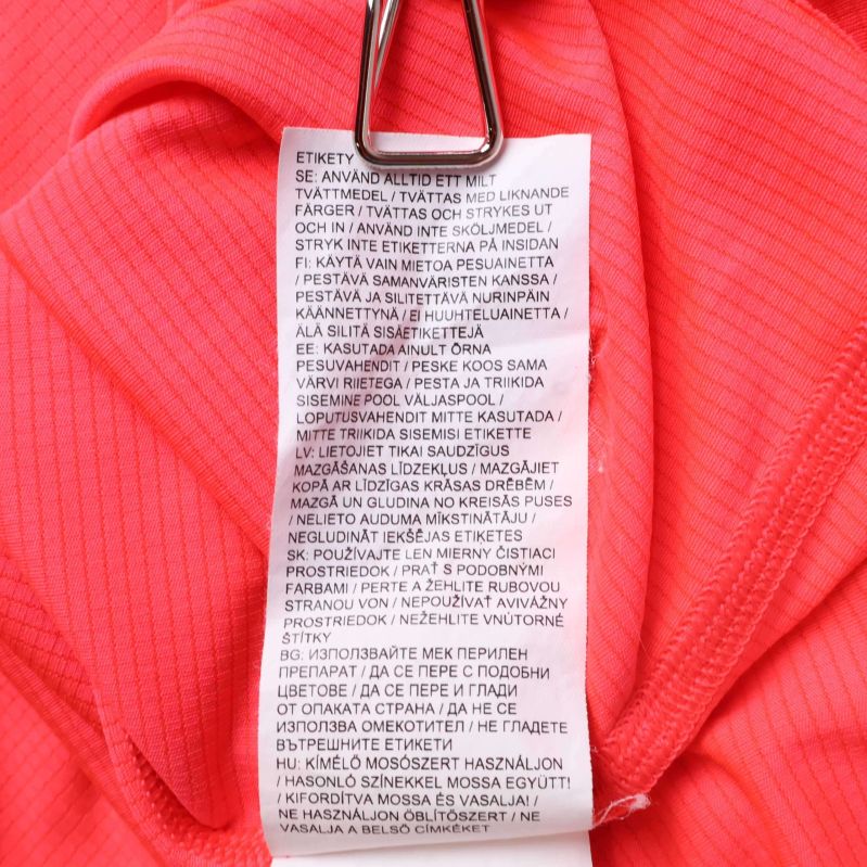 Närbild på etikett invändigt i t-shirten