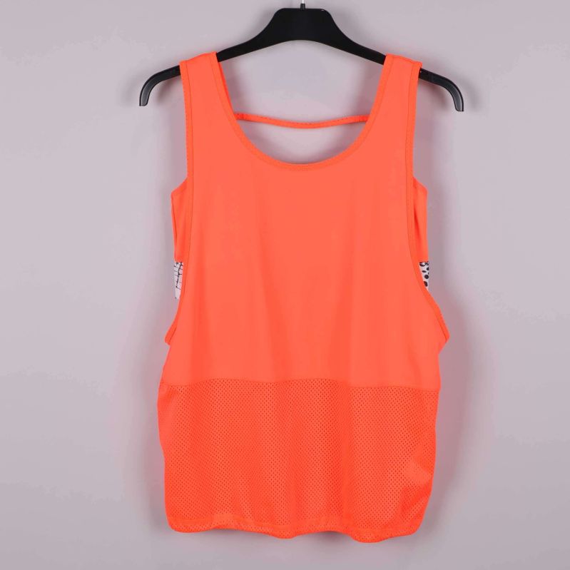 Framifrån vy av orange sportlinne med mesh