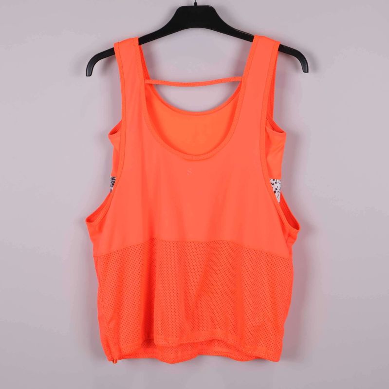 Baksidan av orange sportlinne med meshdetalj