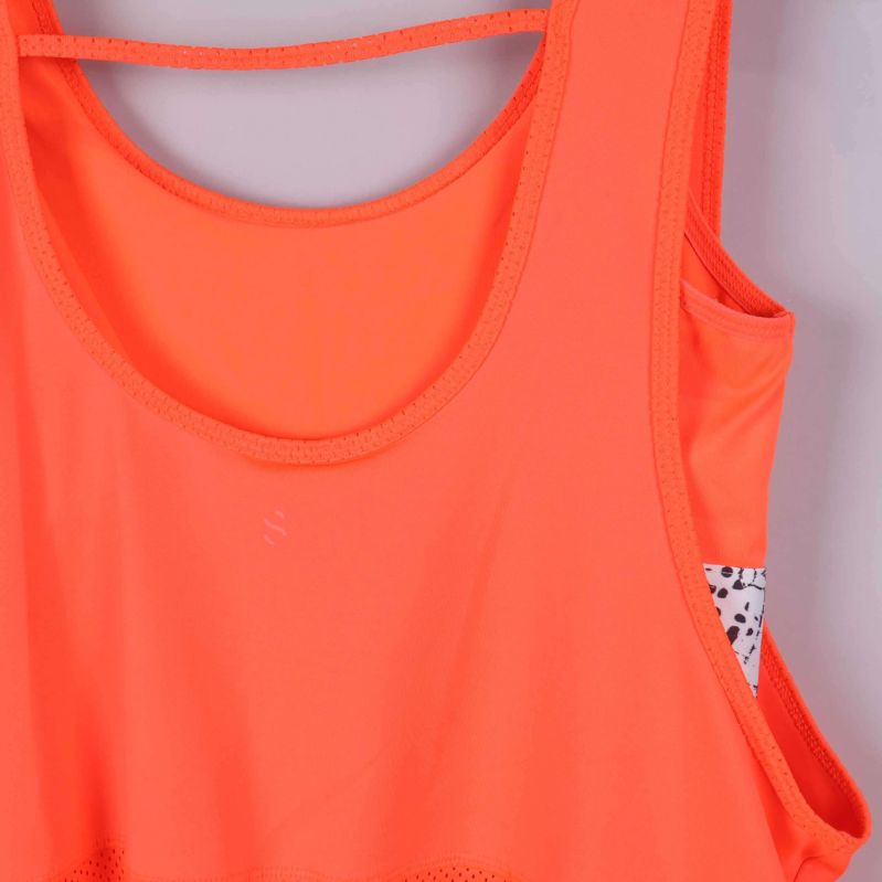 Närbild på halsringning och detalj vid armhål