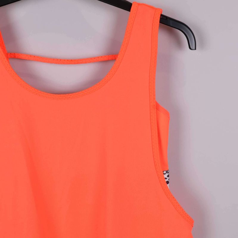 Axelband och övre delen av sportlinnet visas i närbild