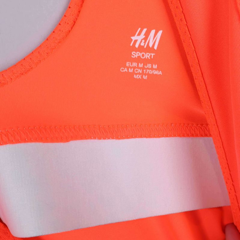 Storleks- och varumärkesmärkning H&M Sport på insidan
