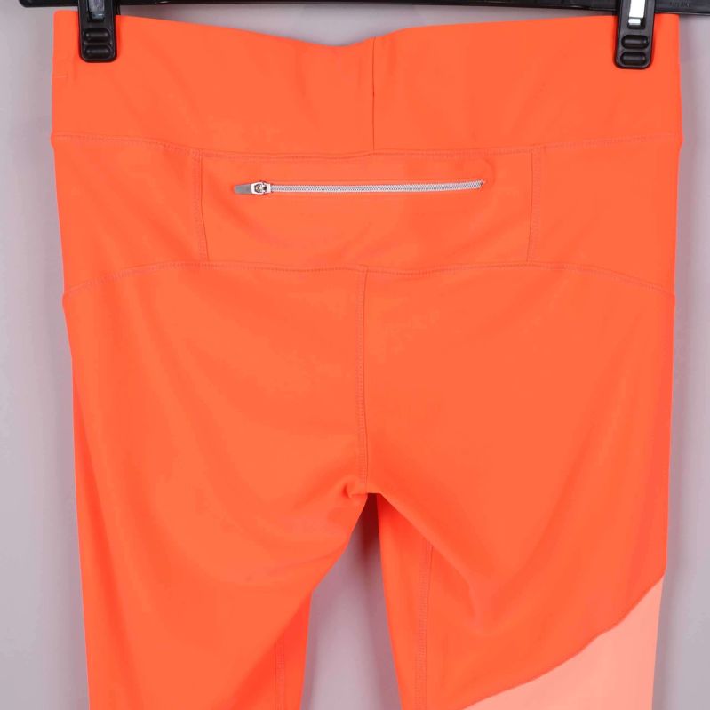 Närbild på bakre dragkedjeficka på tightsen