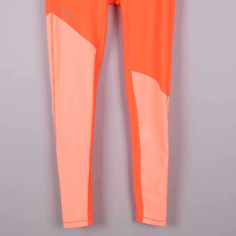 Närbild på tightsens framben och kontrastpanel